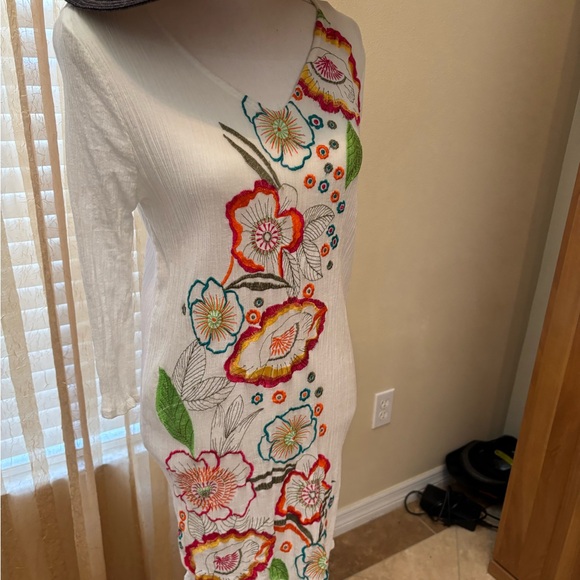Floral Embroidered beach cover up - Picture 4 of 6